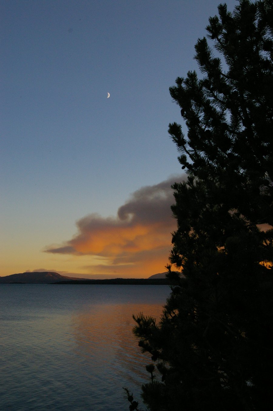 Dusk_at_Yellowstone.jpg